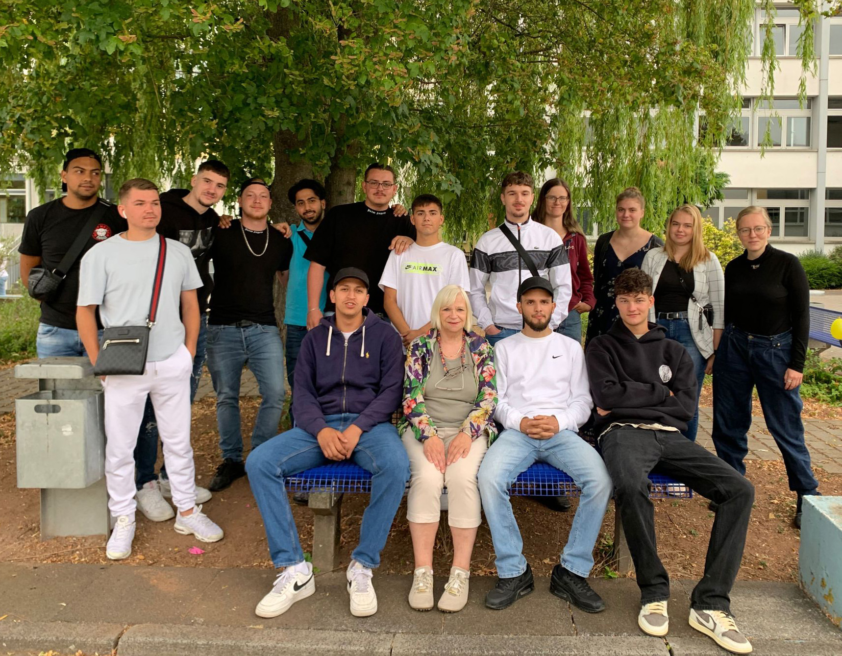 Maler/-innen und Lackierer/-innen mit Klassenlehrerin Gabi Ritschel