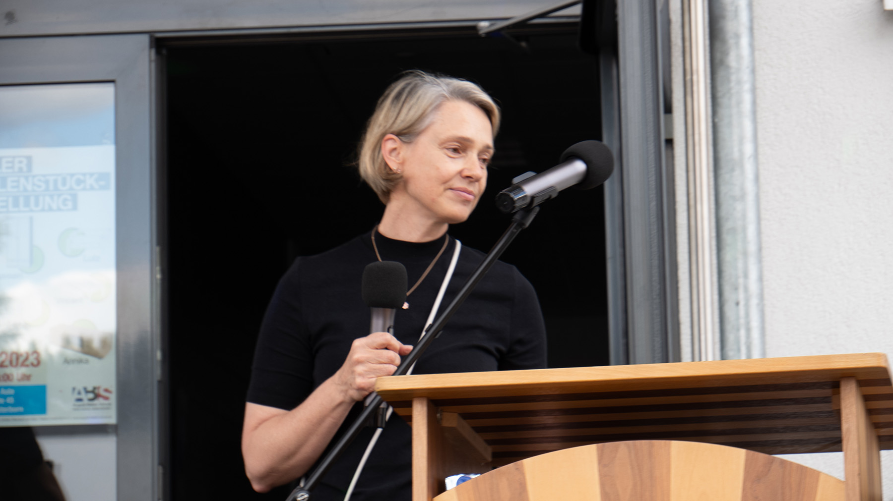 Abitur 2023 - Abteilungsleiterin Ulla Nold moderiert die Veranstaltung
