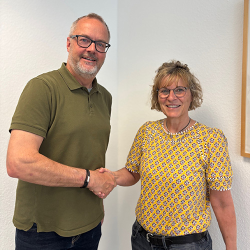 Schulleiter Luft gratuliert Martina Back