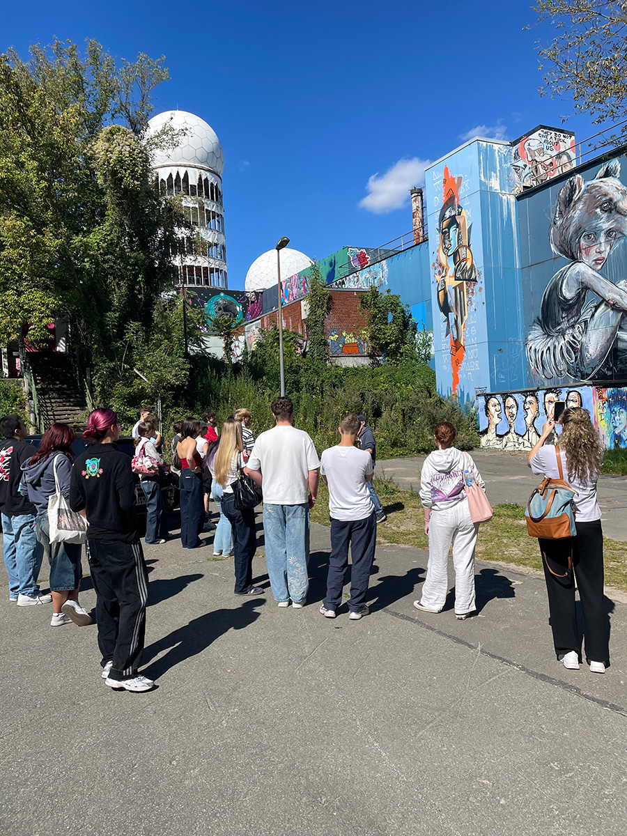Schüler Gruppe schaut Street Art ein Gebäude an
