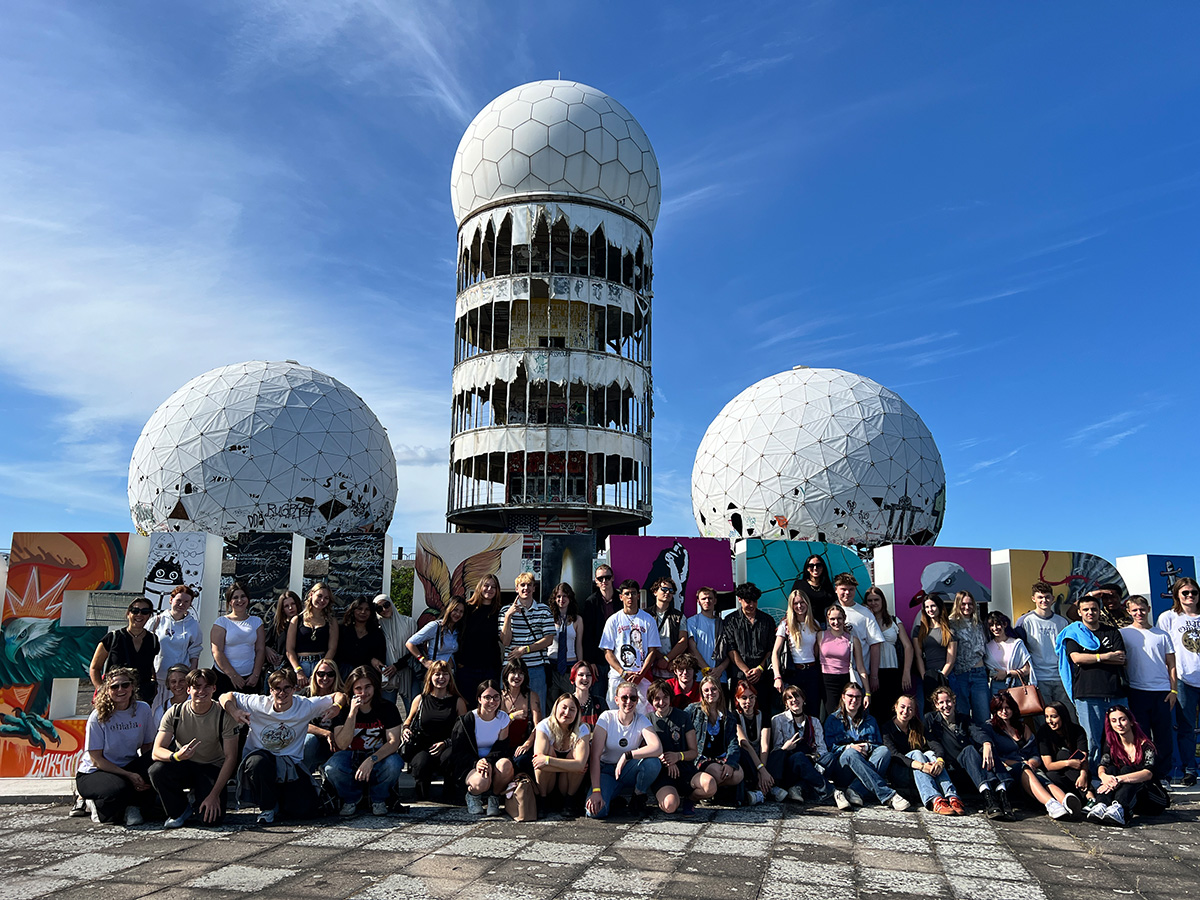 Schüler Gruppe vor Berlin Schriftzug Monument
