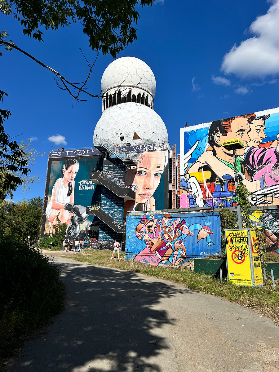 Farbenfrohe Häuserwand nicht beeindruckender Streetart 