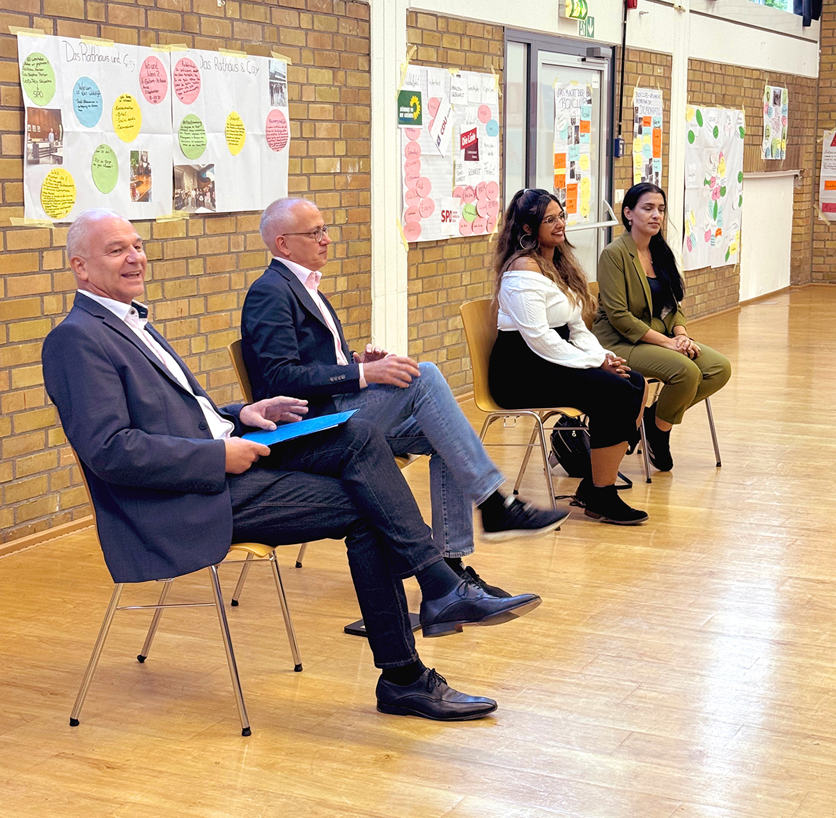 Gäste der Demokratie Woche in der Aula der August-Bebel-Schule 