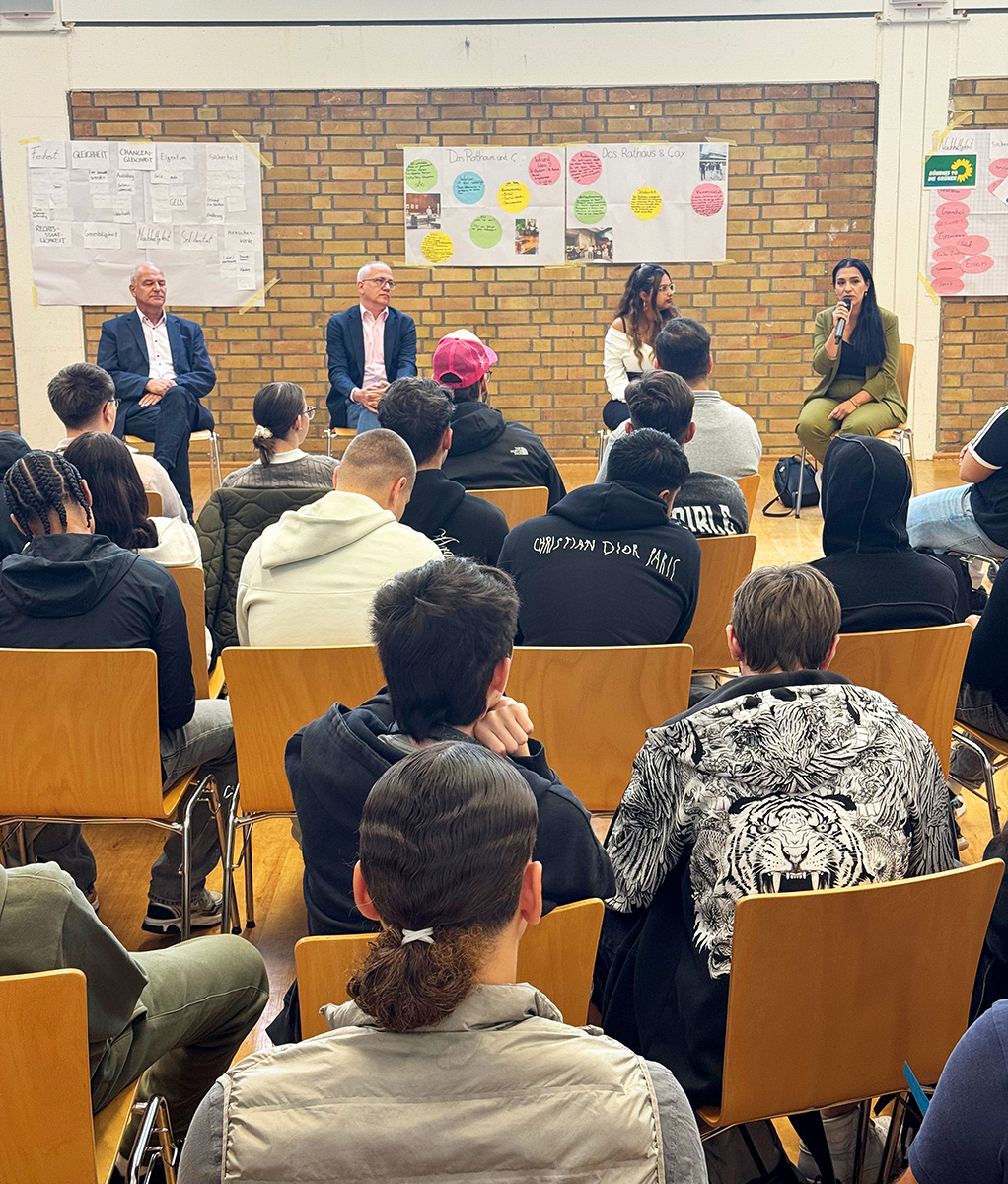 Gäste der Demokratie Woche in der Aula der August-Bebel-Schule 