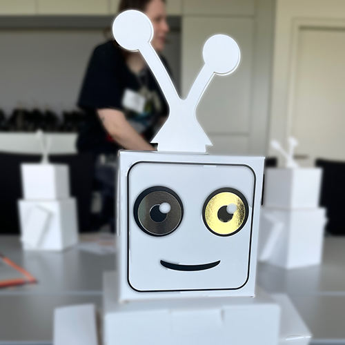 Lernende der Gestaltungsweise- und medientechnischen Assistenten entdecken Verpackungsdruck bei Model Kramp
