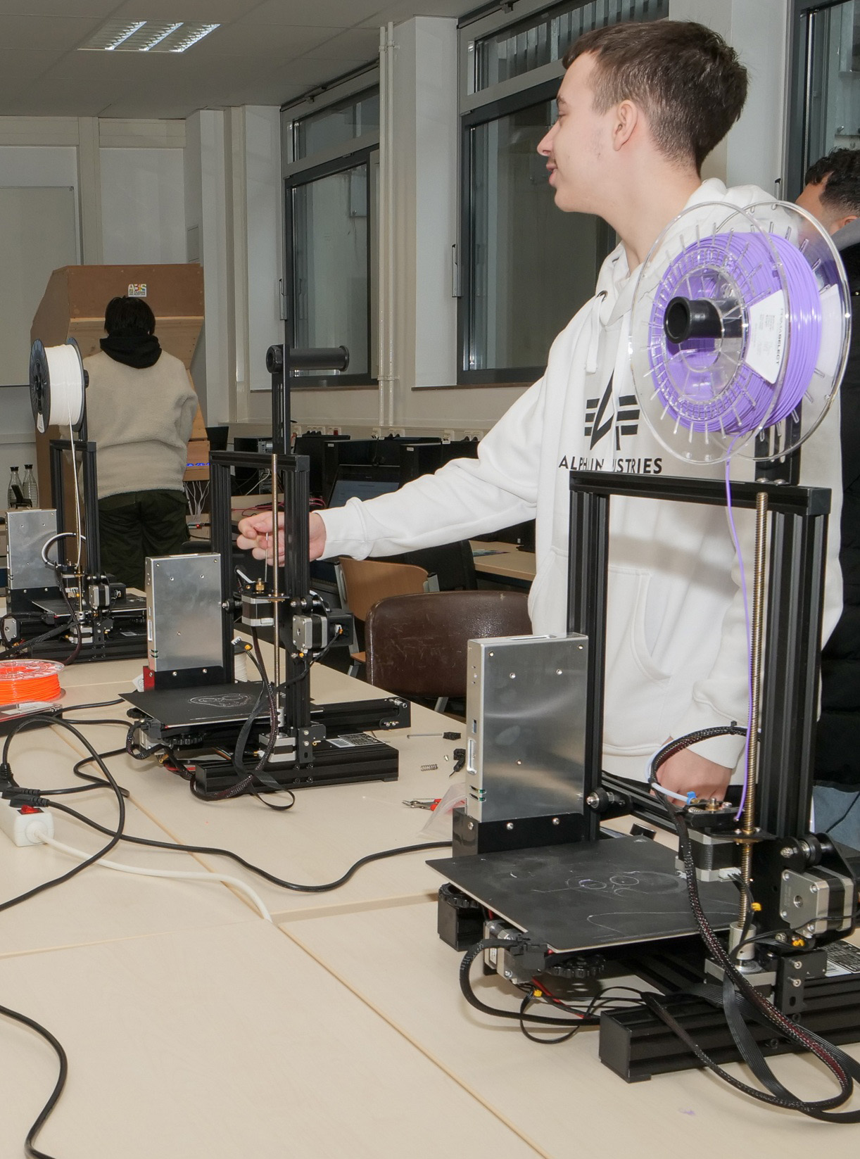 Schüler zeigt 3D Druck in Aktion