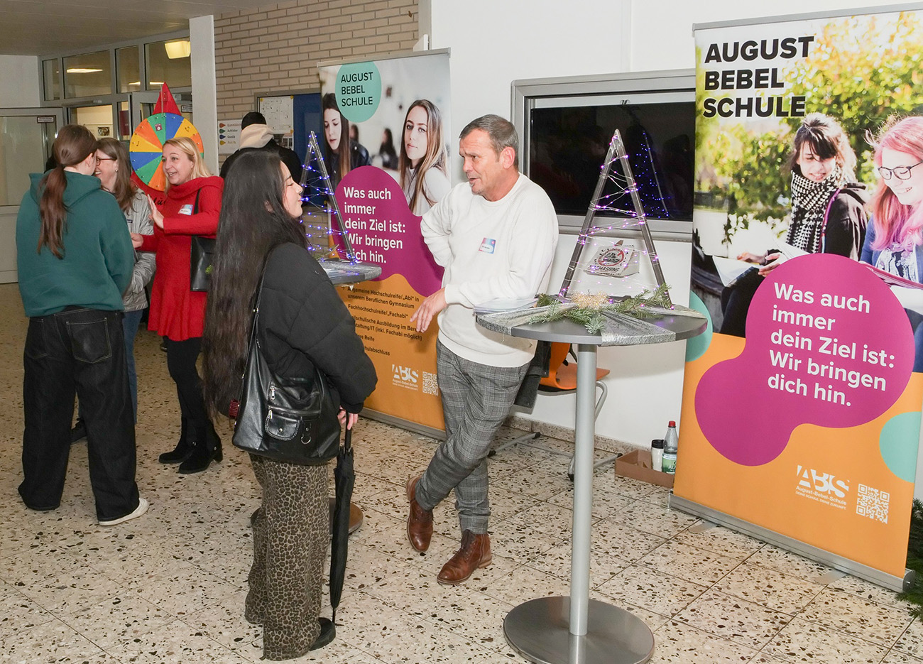 Im Foyer werden Besucherinnen und Besucher freundlich empfangen