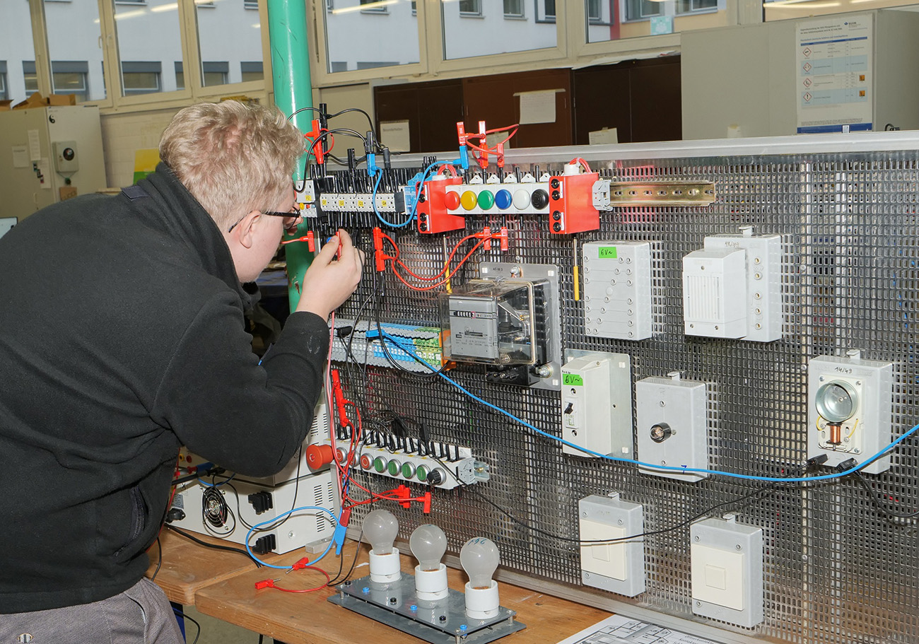 Der Bereich Elektrotechnik zeigt Arbeiten der Lernenden