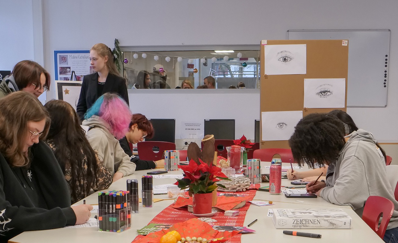 In der Kreativwerkstatt zeichnen Lernende und Interessierte gemeinsam