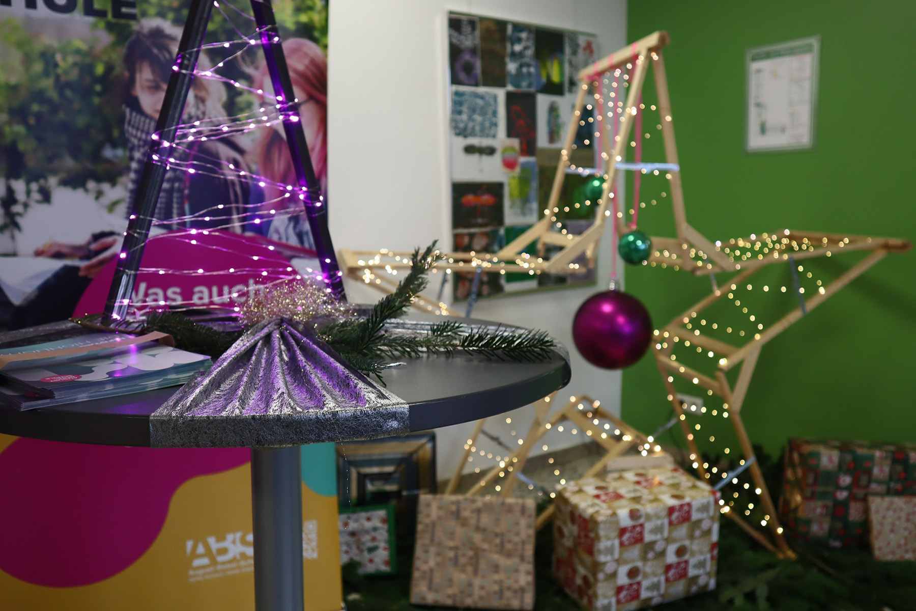 Dekoobjekte aus dem Bereich Produktdesign im Foyer der August-Bebel-Schule