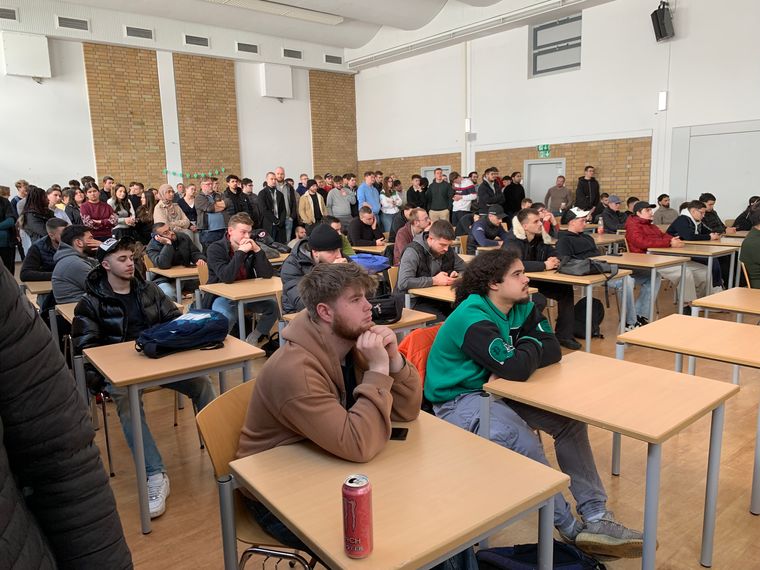 Schülerinnen und Schüler der August-Bebel-Schule organisieren erneut eine Aktion zur Typisierung für die DKMS Schülerinnen und Schüler der August-Bebel-Schule organisieren erneut eine Aktion zur Typisierung für die DKMS