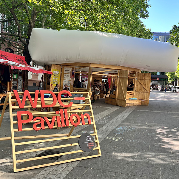 Schülerinnen und Schüler der Fachoberschule „Medienproduktion“ und der Höheren Berufsfachschule „Gestaltung und Medientechnik“ besuchen den WDC-Pavillon am Aliceplatz in Offenbach Schülerinnen und Schüler der Fachoberschule „Medienproduktion“ und der Höheren Berufsfachschule „Gestaltung und Medientechnik“ besuchen den WDC-Pavillon am Aliceplatz in Offenbach