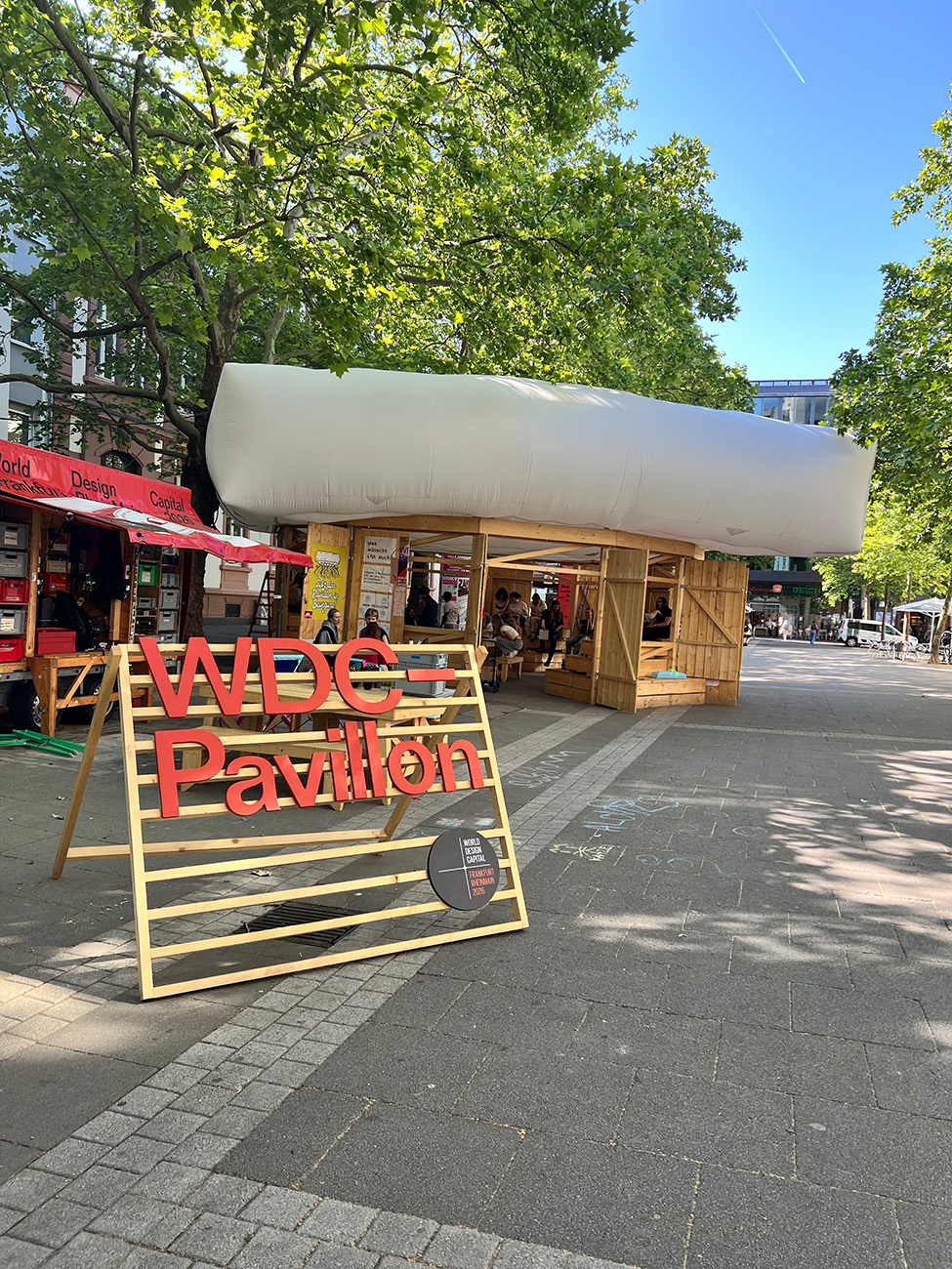 Schülerinnen und Schüler der Fachoberschule „Medienproduktion“ und der Höheren Berufsfachschule „Gestaltung und Medientechnik“ besuchen den WDC-Pavillon am Aliceplatz in Offenbach Schülerinnen und Schüler der Fachoberschule „Medienproduktion“ und der Höheren Berufsfachschule „Gestaltung und Medientechnik“ besuchen den WDC-Pavillon am Aliceplatz in Offenbach