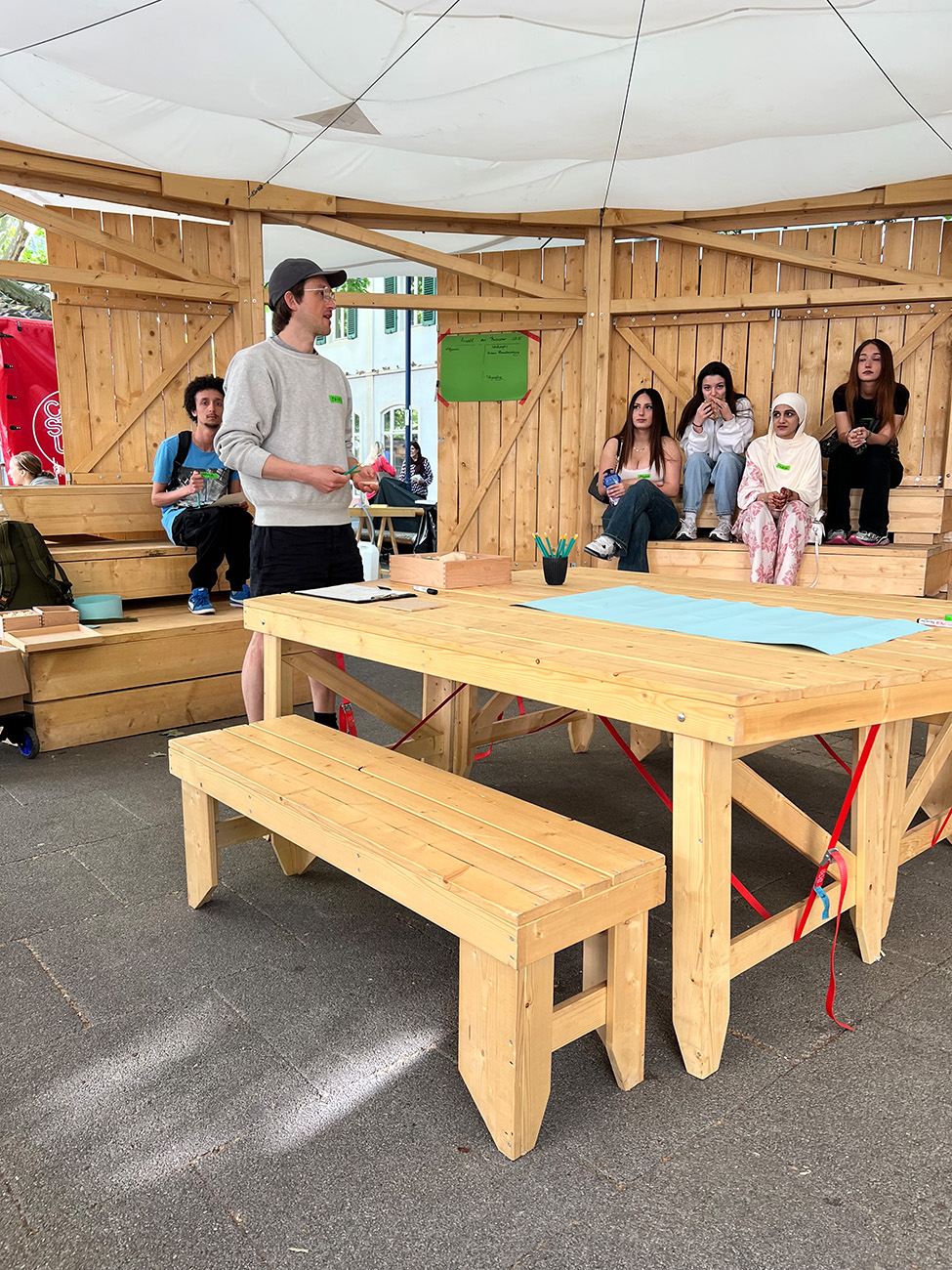 Schülerinnen und Schüler der Fachoberschule „Medienproduktion“ und der Höheren Berufsfachschule „Gestaltung und Medientechnik“ besuchen den WDC-Pavillon am Aliceplatz in Offenbach Schülerinnen und Schüler der Fachoberschule „Medienproduktion“ und der Höheren Berufsfachschule „Gestaltung und Medientechnik“ besuchen den WDC-Pavillon am Aliceplatz in Offenbach