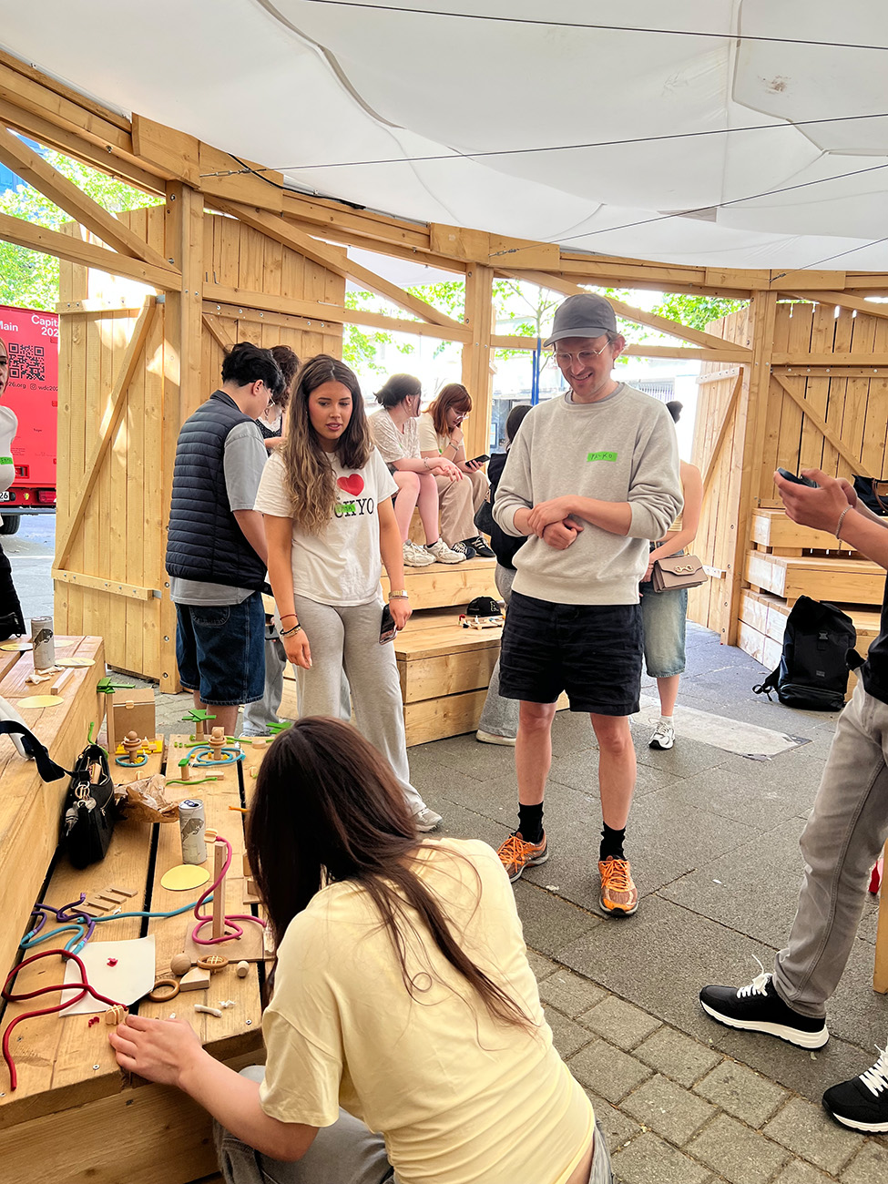 Schülerinnen und Schüler der Fachoberschule „Medienproduktion“ und der Höheren Berufsfachschule „Gestaltung und Medientechnik“ besuchen den WDC-Pavillon am Aliceplatz in Offenbach Schülerinnen und Schüler der Fachoberschule „Medienproduktion“ und der Höheren Berufsfachschule „Gestaltung und Medientechnik“ besuchen den WDC-Pavillon am Aliceplatz in Offenbach
