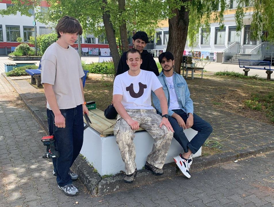 Schülerinnen und Schüler der INTEA-Klasse sowie der BÜA I Farbtechnik arbeiten an Projekt zur Verschönerung des Schulhofes