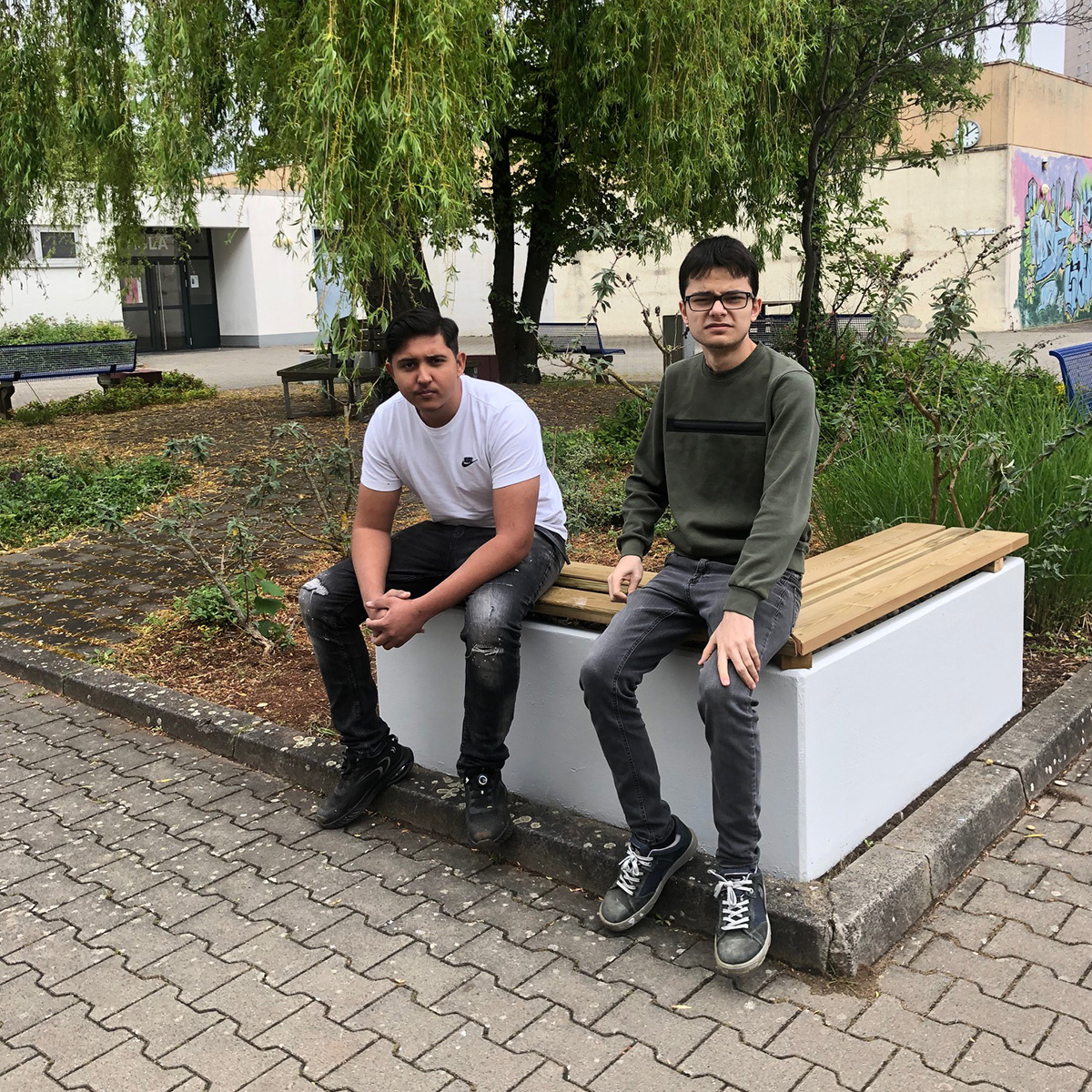 Schülerinnen und Schüler der INTEA-Klasse sowie der BÜA I Farbtechnik arbeiten an Projekt zur Verschönerung des Schulhofes
