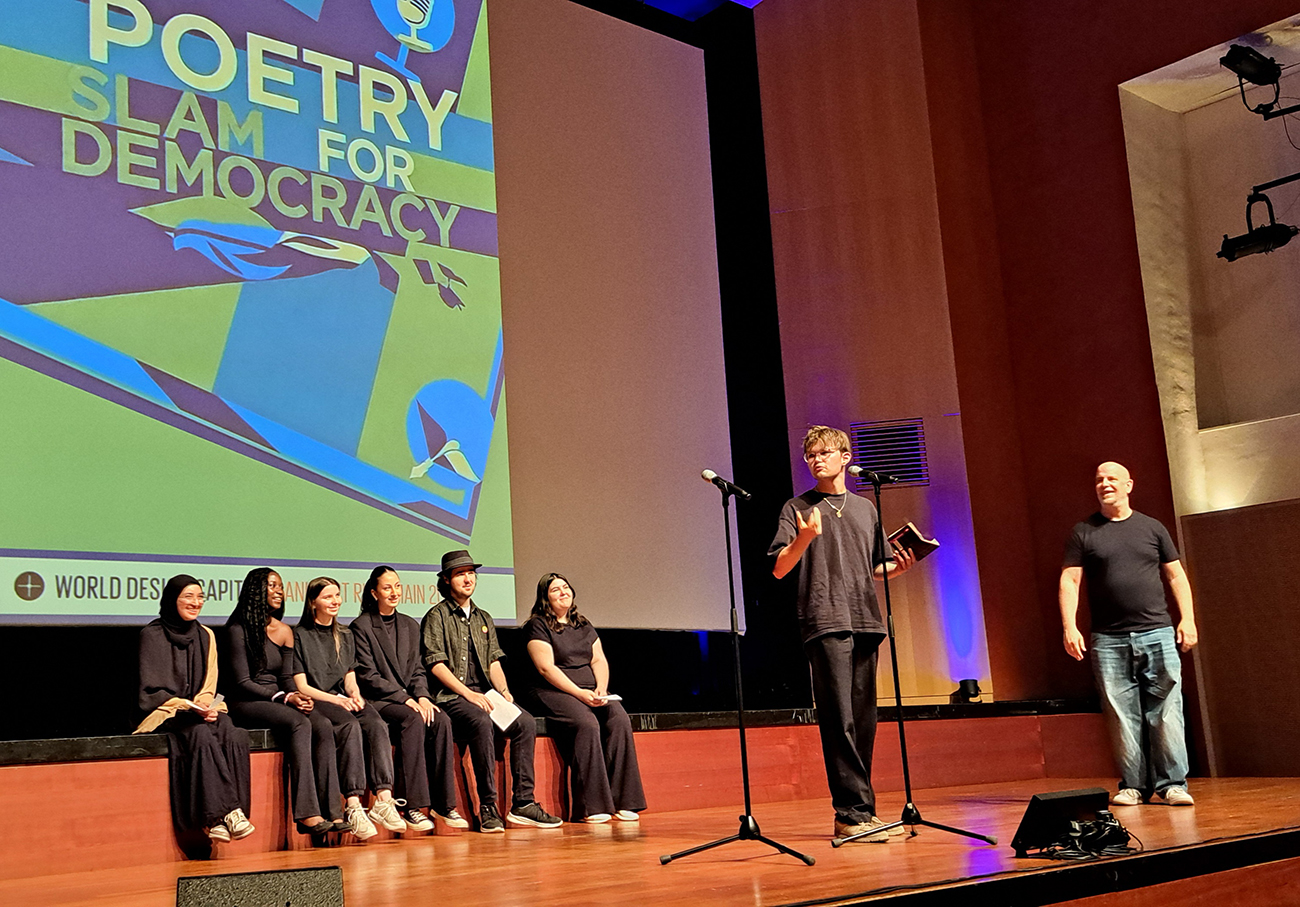 Schülerinnen und Schüler des Beruflichen Gymnasiums beteiligen sich bei Slam for Democracy Rhein-Main